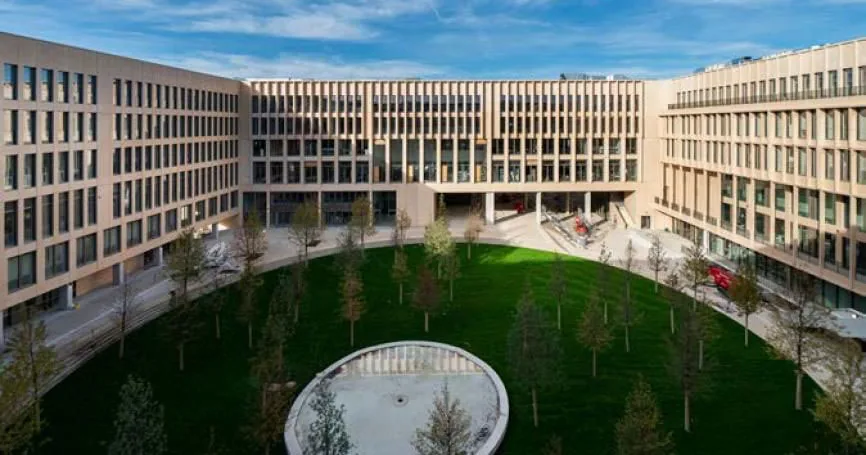 Le campus de Palaiseau, sa cour intérieure et sa pelouse